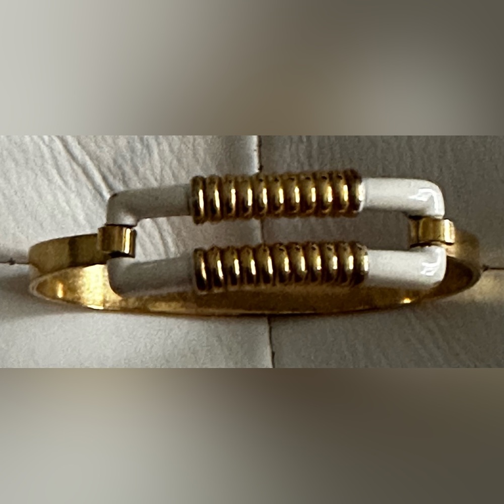 Vintage TRIFARI bracelet, gold with white ceramic.